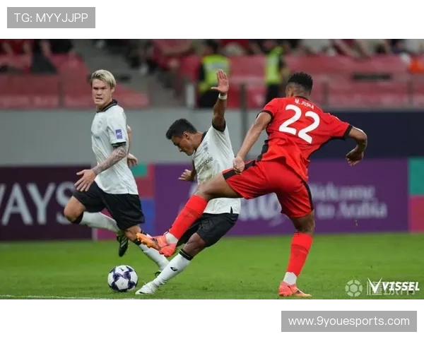 足球球星因疫情原因被迫隔离引发球迷广泛关注与热烈讨论